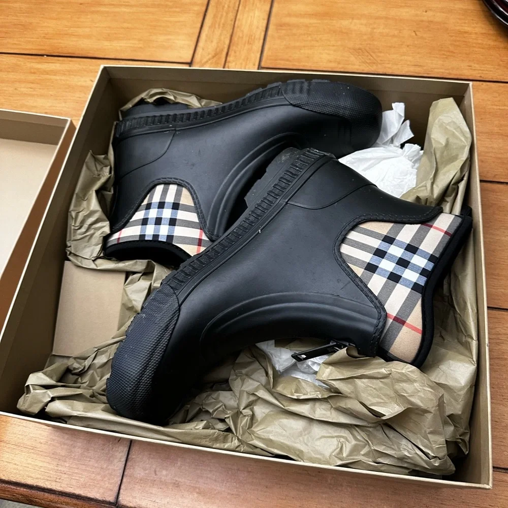 Burberry rain boots … - Picture 3 of 8